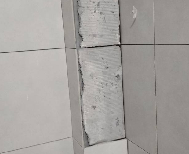 乐都瓷砖空鼓维修公司分享下瓷砖施工前基层浇水润湿程度不足，可能导致以下问题